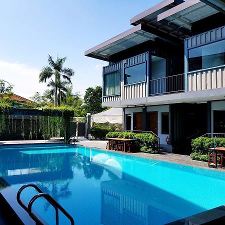 Kluang Container Swimming Pool Hotel Keluang Exterior foto
