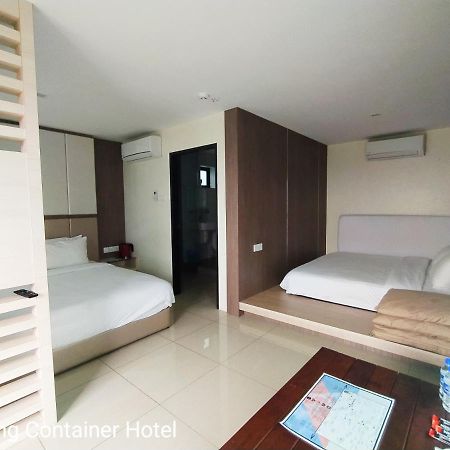 Kluang Container Swimming Pool Hotel Keluang Exterior foto