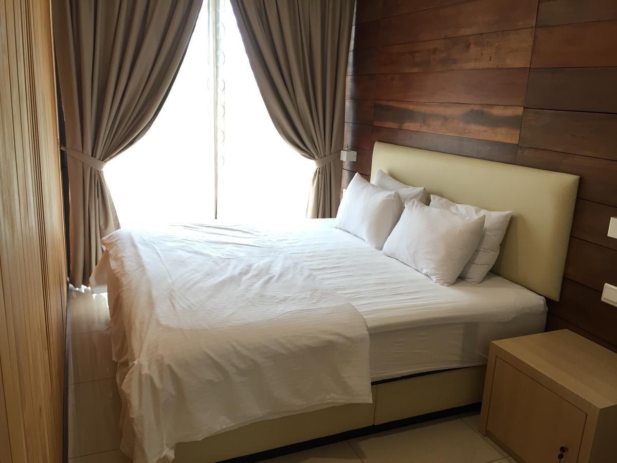 Kluang Container Swimming Pool Hotel Keluang Exterior foto
