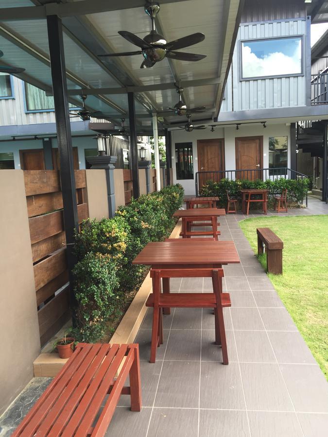 Kluang Container Swimming Pool Hotel Keluang Exterior foto