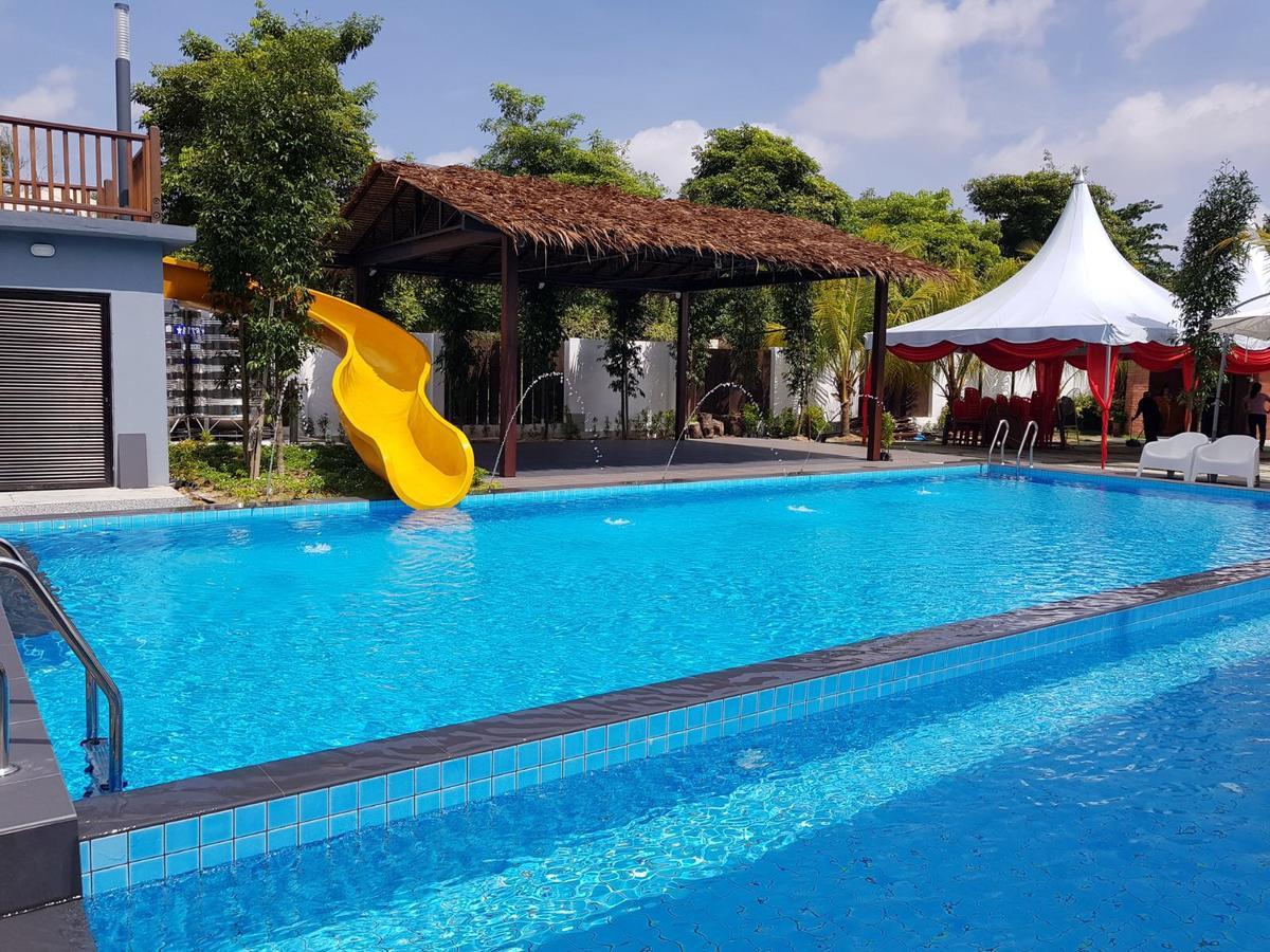 Kluang Container Swimming Pool Hotel Keluang Exterior foto