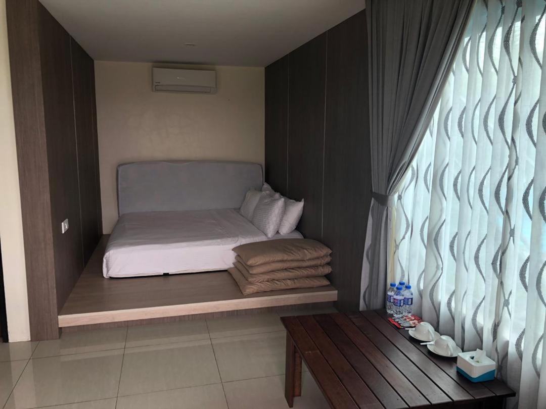 Kluang Container Swimming Pool Hotel Keluang Exterior foto