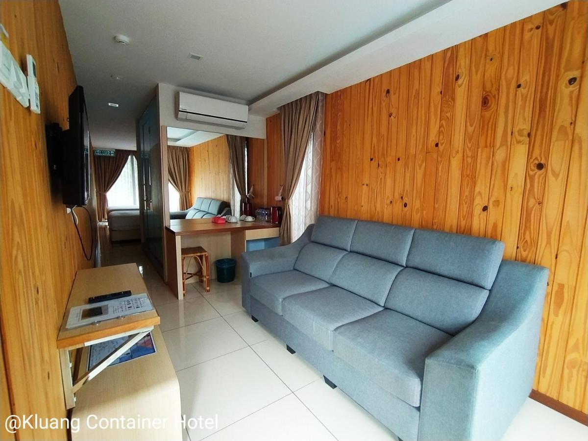Kluang Container Swimming Pool Hotel Keluang Exterior foto