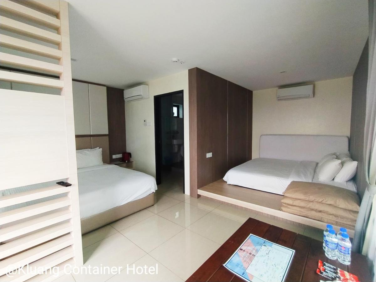 Kluang Container Swimming Pool Hotel Keluang Exterior foto