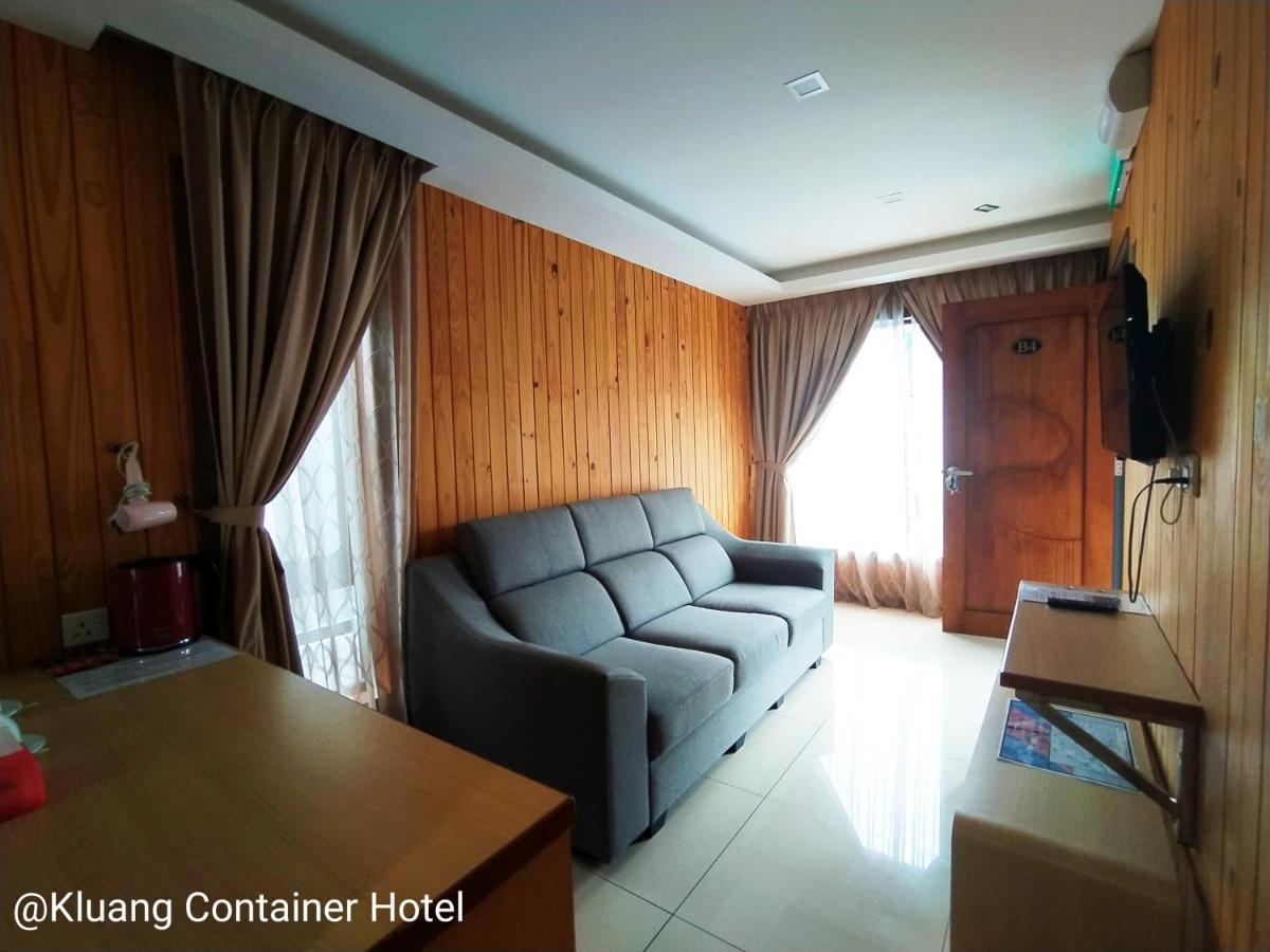Kluang Container Swimming Pool Hotel Keluang Exterior foto