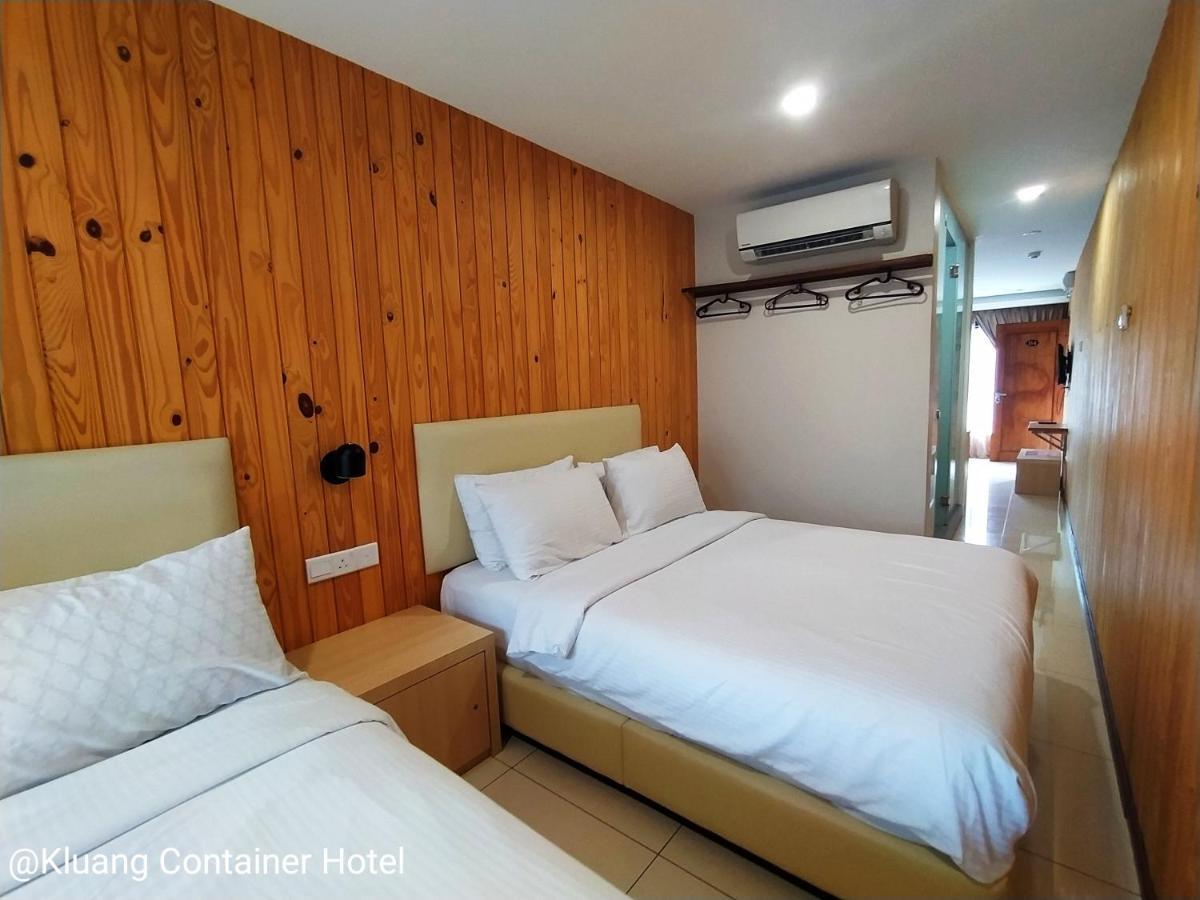 Kluang Container Swimming Pool Hotel Keluang Exterior foto