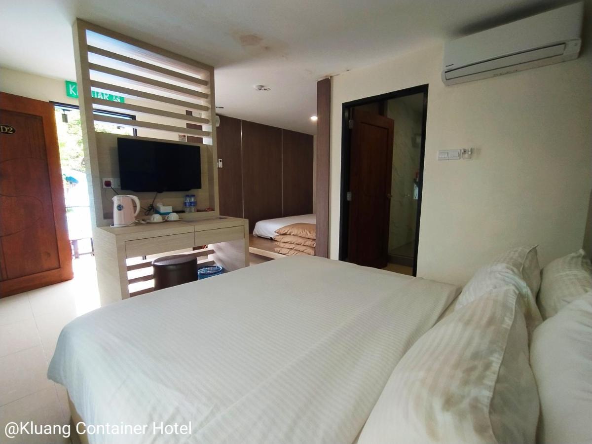 Kluang Container Swimming Pool Hotel Keluang Exterior foto