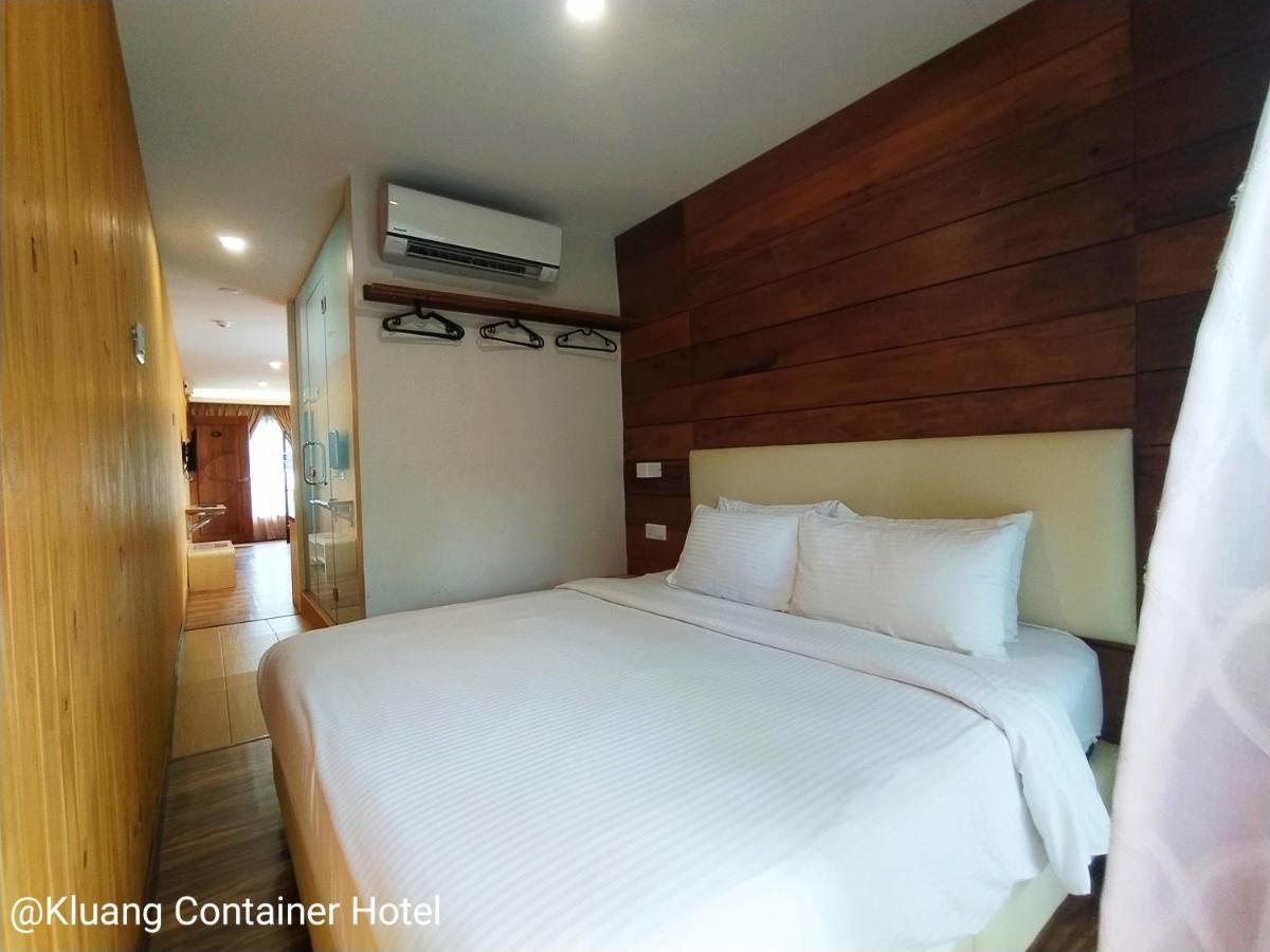 Kluang Container Swimming Pool Hotel Keluang Exterior foto