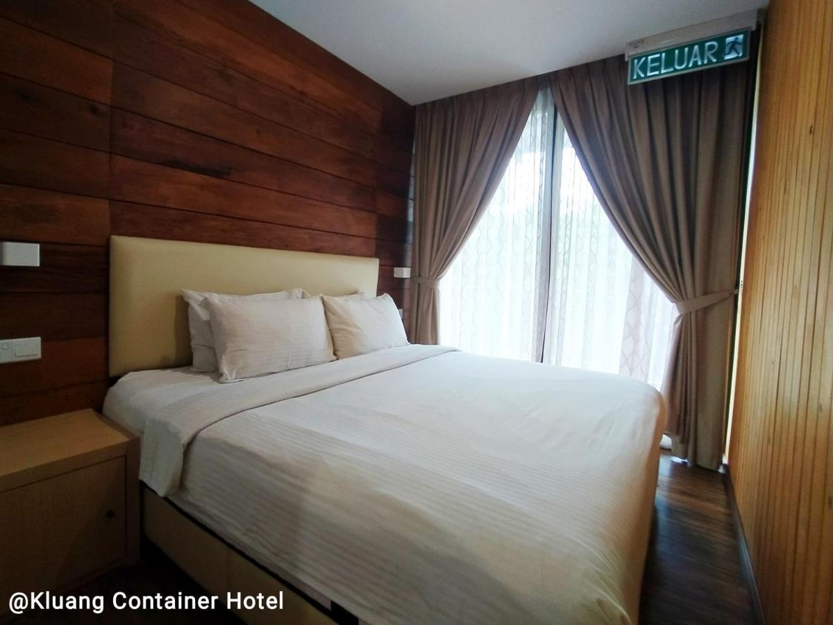 Kluang Container Swimming Pool Hotel Keluang Exterior foto
