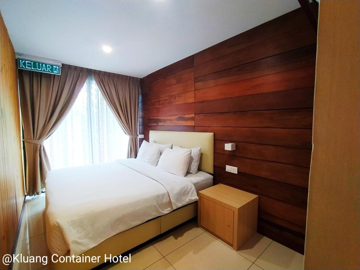 Kluang Container Swimming Pool Hotel Keluang Exterior foto