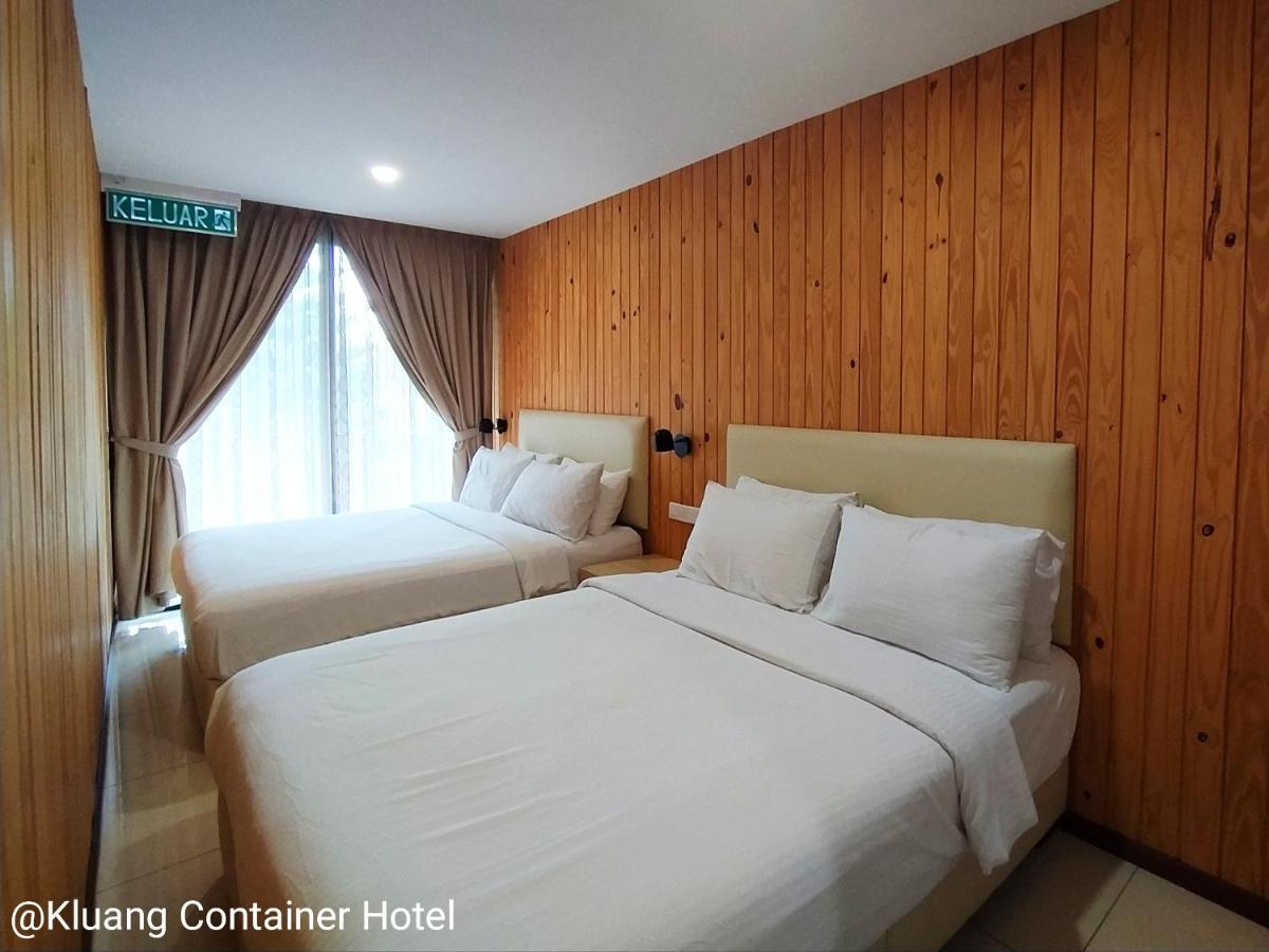 Kluang Container Swimming Pool Hotel Keluang Exterior foto