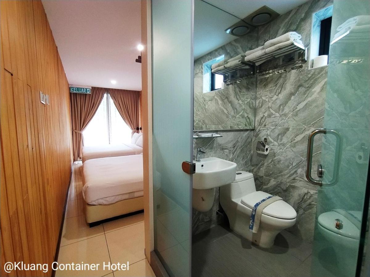 Kluang Container Swimming Pool Hotel Keluang Exterior foto